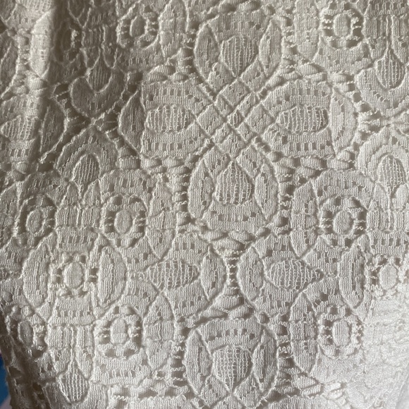 Old navy lace white top                   # 28 - Picture 4 of 5